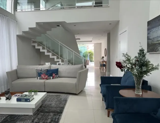Casa semimobiliada em condomínio fechado