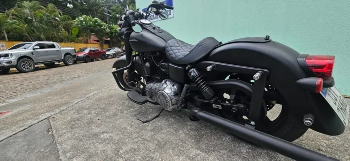 Harley?Davidson Custom Black - estilo único, potente e pronta pra rodar
