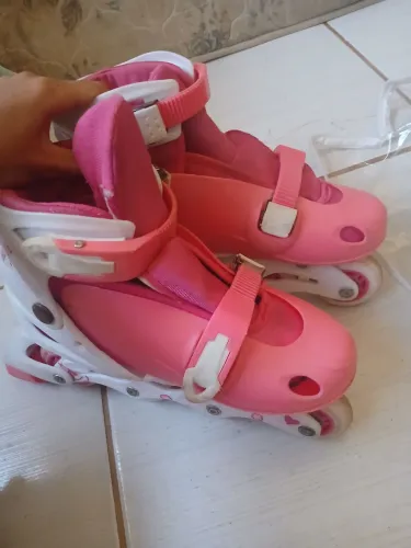 Patins da mor usado mais em perfeito estado, com apenas algumas marcas de uso