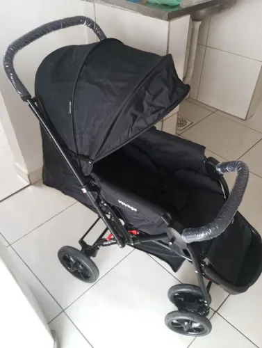 Vendo carrinho de bebê em estado de novo