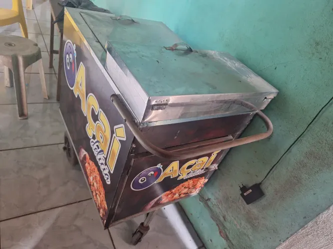 Carrinho para venda de açaí em bom estado de conservação 