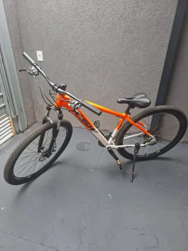Mountain bike KSW XLT aro 29, apresentando um quadro nas cores laranja e branco.