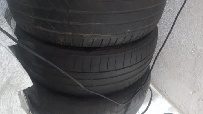 Vendo 3 pneus aro 17 ( 215/50)no precinho
