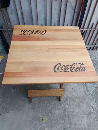 Mesa dobravel em madeira maciça coca cola