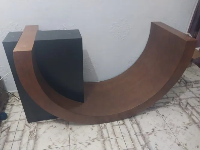 Pé de mesa em madeira