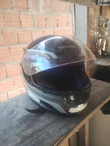 Vende-se esses 2 capacetes quebra galho