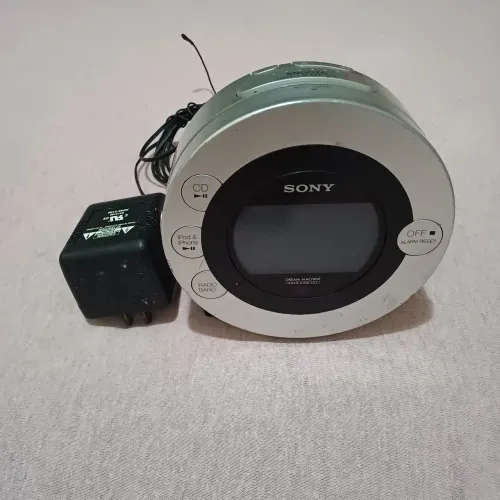 Rádio relógio digital e CD Sony.