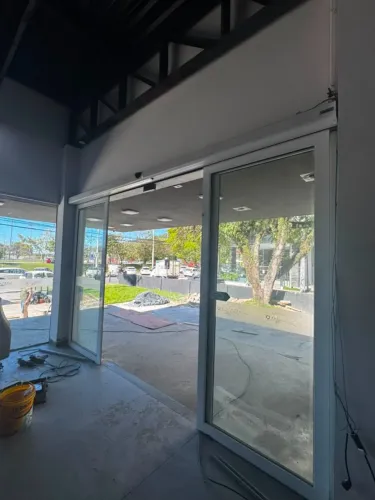 Porta Automatizada de Correr em Vidro temperado