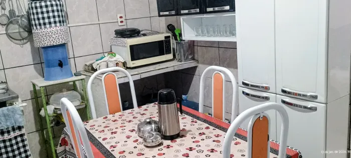 Mesa com tampo de mármore e quatro cadeiras