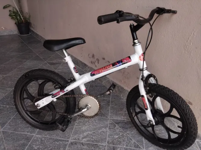 Bicicleta aro 16 infantil com adesivo do homem aranha vendo ou troco por outra de m/valor