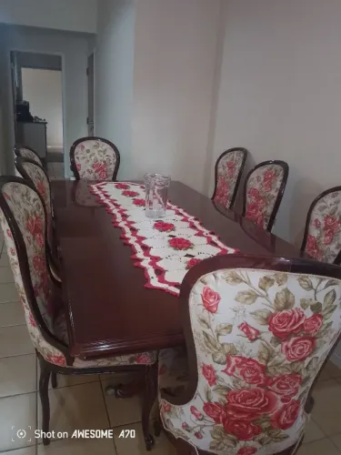 Mesa madeira mogno e 8 cadeiras