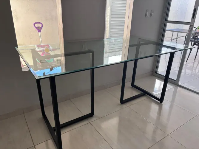 Mesa de Vidro com base em metalon
