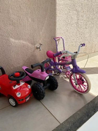 Vendo bicicleta aro 12 com outros brinquedos infantis todos por 200