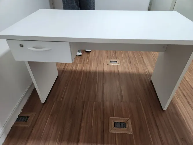 Vendo mesa de escritório em excelente estado. Buscar no Cristo Rei, já está desmontada.