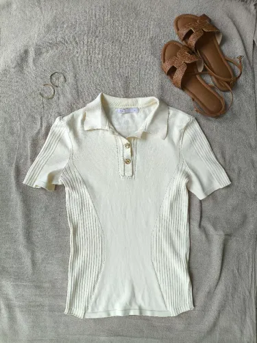 Blusa tipo polo em malha canelada