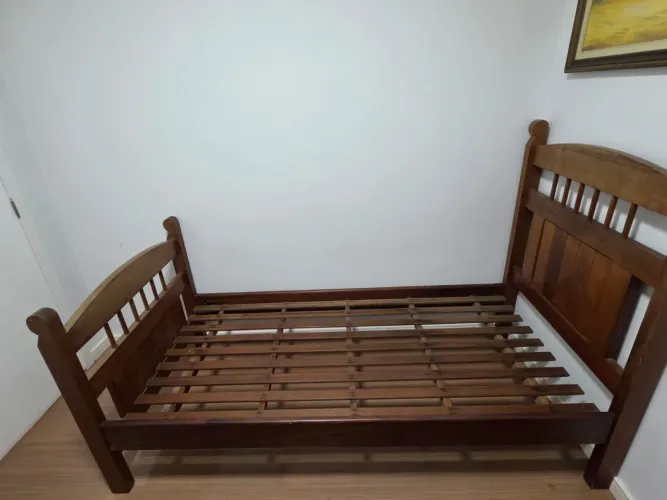 Cama de Solteiro em Mogno Puro