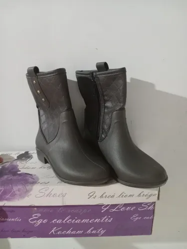 Vende-se Bota infatil LueLua marrom 21/22 chama no zap *