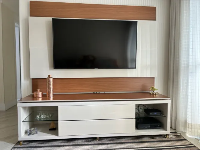 conjunto de rack e painel para TV, na cor Freijó/Off White. Comprei lar Center. 