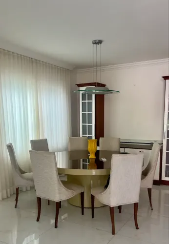 Imperdível mesa com 8 cadeiras 