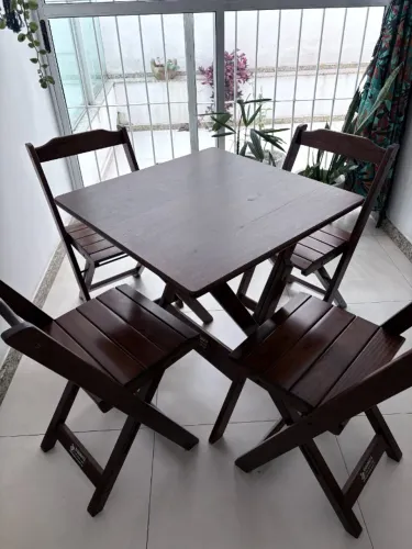 Conjunto mesa e cadeiras (estilo bar)
