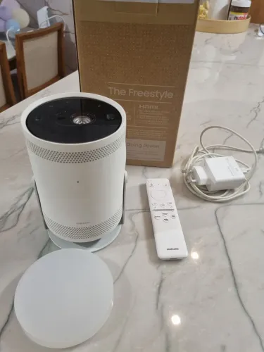 Projetor Smart Portátil Samsung The Freestyle 2ª Geração (Full HD, Gaming Hub, Som 360°)