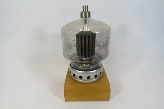 ANTIGA VÁLVULA de transmissão, colada em base de madeira, marca Eimac fabricada nos EUA
