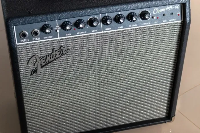 Amplificador Fender Champion 40 + Falante Jensen C12N - Estado de novo