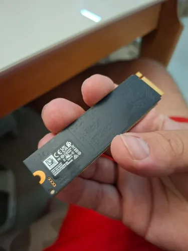 SSD Micron 2400 NVMe M.2 de 512 GB (PCIe Gen4 x4).