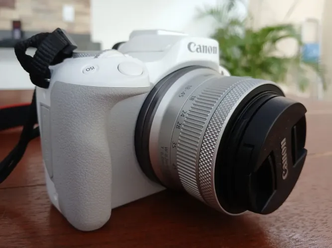 Câmera Canon R50