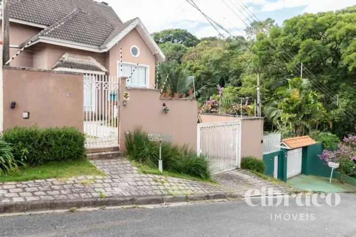 Sobrado à Venda no Abranches 3 Suítes e 6 Vagas em Curitiba
