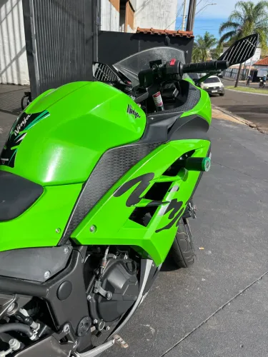 Vendo Ninja 300 cor verde, moto muito boa e econômica.