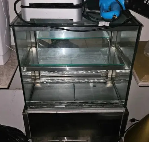 Vitrine refrigerada pequena