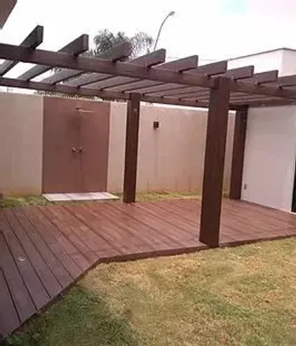 Pergolado e deck de madeira para área externa sob medida