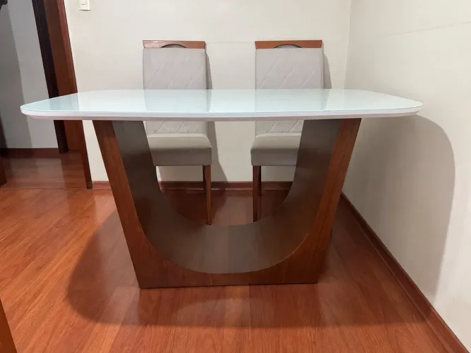 Mesa de madeira - 4 cadeiras