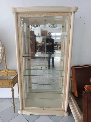 Cristaleira em madeira com 5 prateleiras em vidro