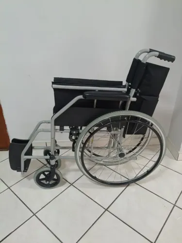 CADEIRA DE RODAS 140Kg POUCO USO