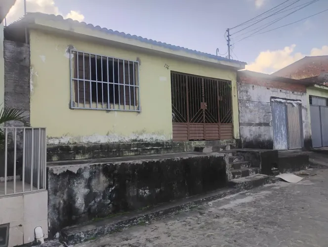 Casa medindo 7x20m e galpão medindo 6,5x20m / 3 quartos/ 2 banheiros/ 2 salas e cozinha