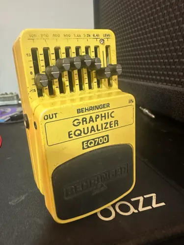 Pedal equalizador Behringer EQQ700 (guitarra e violão)