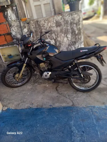 Vendo moto muito boa econômica toda em dias vendo por 7,500
