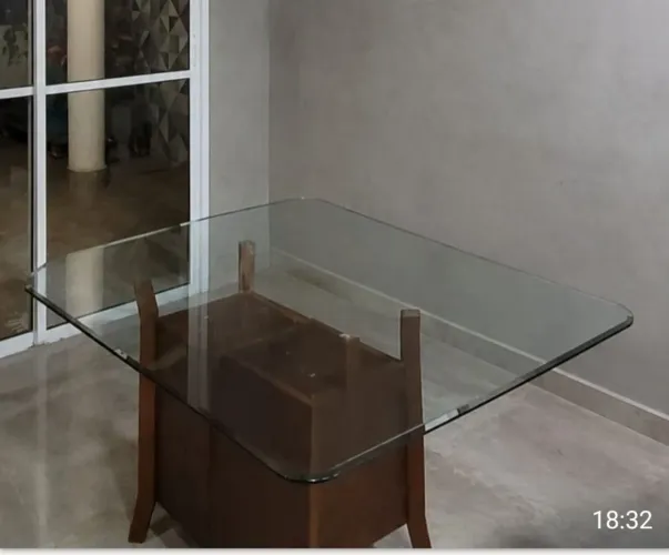 Mesa 1,60m tampo de vidro com lapidação modelada e base em madeira maciça 