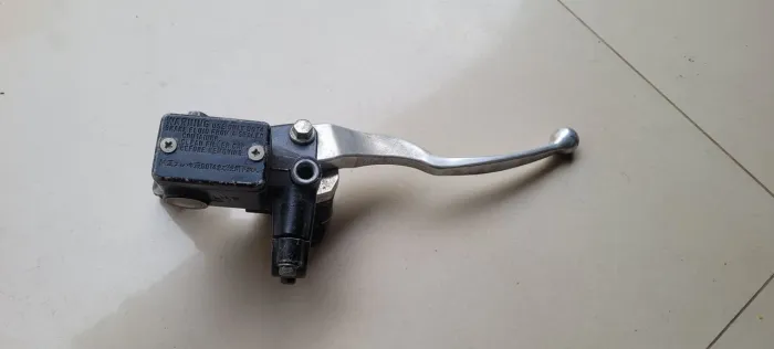 Cilindro mestre de freio com manete 