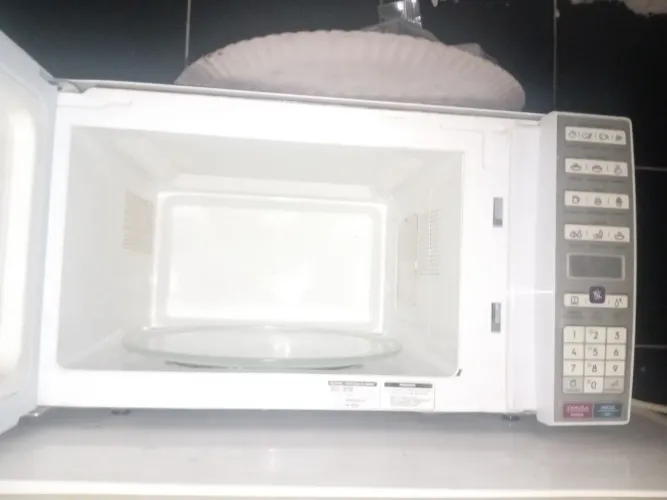 Micro-ondas com um pequeno defeito