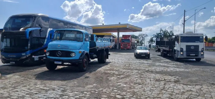 Caminhão pipa 10 mil litros disponível para locação e serviços.... *