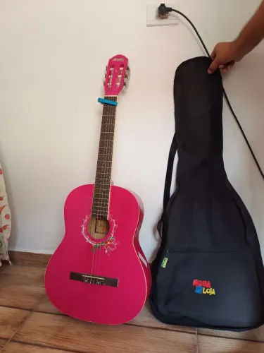 Vendo violão rosa com capa  pouco usado!