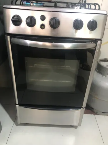 Vendo um fogão usado porém funciona tudo perfeitamente e um liquidificador 
