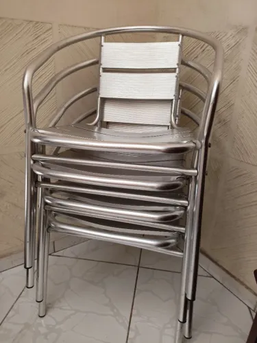 Conjunto de quatro cadeiras de alumínio 