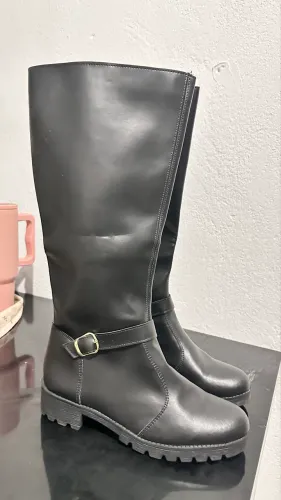 Bota Cano Alto Preta com Fivela - Estilo e Conforto