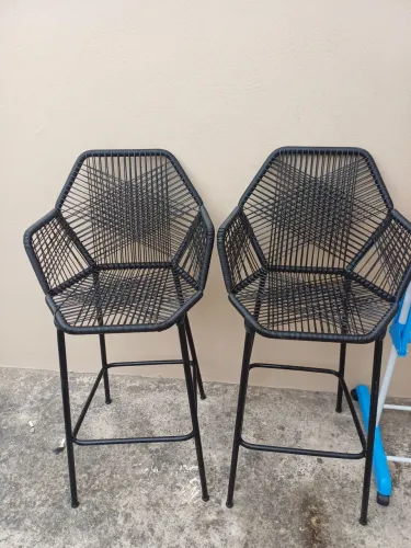 3 Banquetas em fibra, valor por unidade