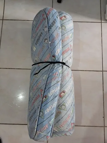 Colchão de solteiro.