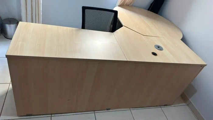 Vendo mesa para escritório, reforçada, para pessoas exigentes